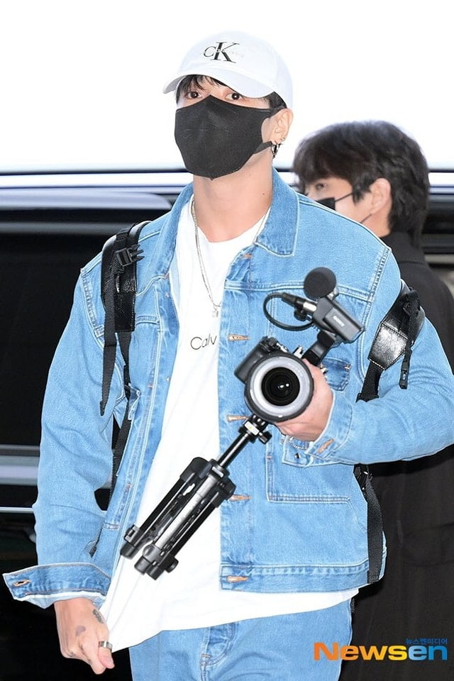 Jungkook's Iconic Airport look